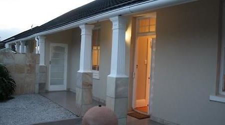 Guesthouse On Irvine Порт Елизабет Екстериор снимка